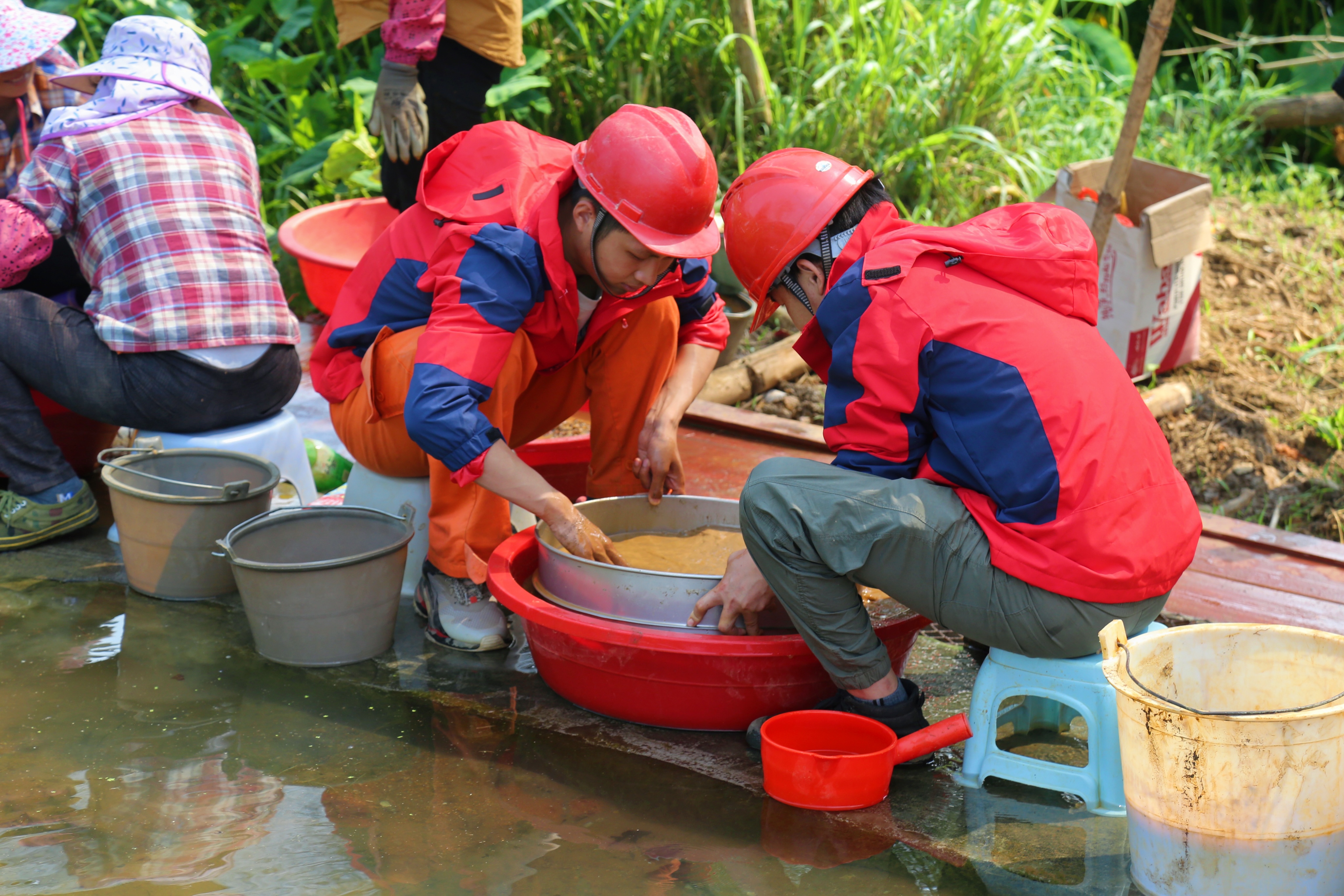 凝聚地质专业力量 服务百色找矿项目